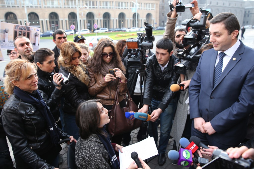 Երևանի քաղաքապետարան,թեքահարթակներ