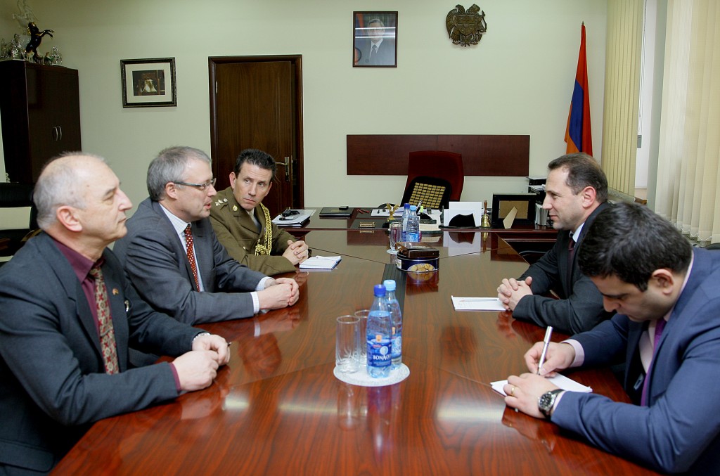 Հանդիպում պաշտպանության նախարարությունում