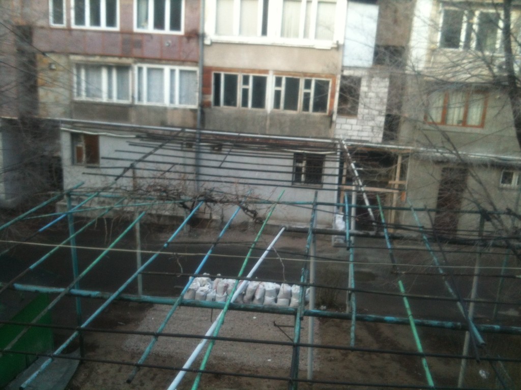 Գյուլբենկյան 34 շենքի բակում