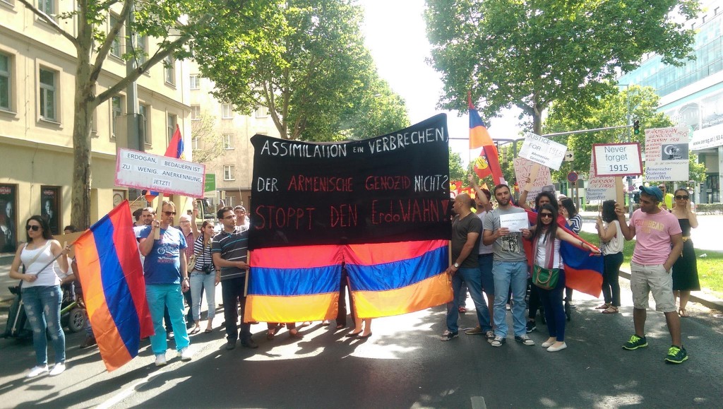 Ավստրիայի հայկական կոմիտեի անդամները Վիենայում բողոքի ցույցերով են դիմավորել Թայիփ Էրդողանին