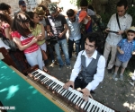An open-air concert of pianist and composer Tigran Hamasyan in defense of the house of Afrikyans family took place in the yard of the house