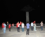 ISTANBUL TAKSIM METRO CIKISINDA, GEZI PARKI\'NA YAPILAN MUDAHALEYI HAREKET ETMEDEN VE KONUSMADAN BEKLEYEREK PROTESTO EDEN `DURAN ADAM\' ERDEM GUNDUZ\'E IZMIR\'DEN DE DESTEK GELDI. COK SAYIDA GOSTERICI GUNDOGDU MEYDANI\'NDA HAREKET ETMEDEN BEKLEMEYE BASLADI. (FOTO: KADIR OZEN / IZMIR,DHA)