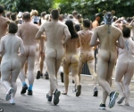 sponsored-runners-take-part-in-a-naked-charity-streak3