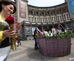 Flowers are given to female passersby on the occasion of the April 7 Motherhood and Beauty Day by the Municipality of Yerevan