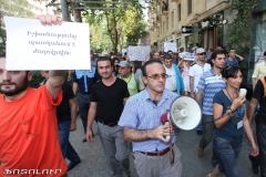 Ցույց ոստիկանության շենքի մոտ