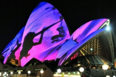 Vivid Sydney փառատոնի կապակցությամբ Սիդնեյի օպերայի շենքը լուսավորվել է 3D բազմագույն պատկերներով 
