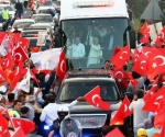 Turkish Prime Minister Recep Tayyip Erdogan (L) and his wife Emine wave to supporters upon their arrival in Ankara on June 9, 2013. Erdogan on June 9 told supporters his patience 