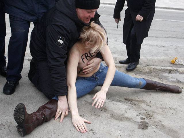 Без штанов: “прародители” FEMEN разделись у детского сада